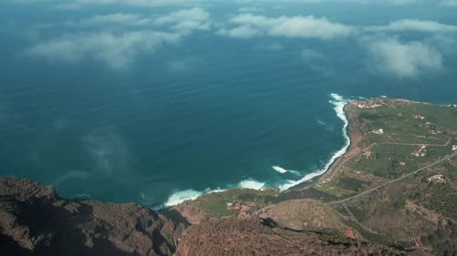 Luftbild durch die Wolken des wunderschönen Ozeans an der Küste Spaniens