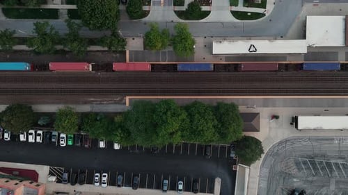 Drohnenblick von oben nach unten auf den Güterzugübergang in der Nähe der Stadt