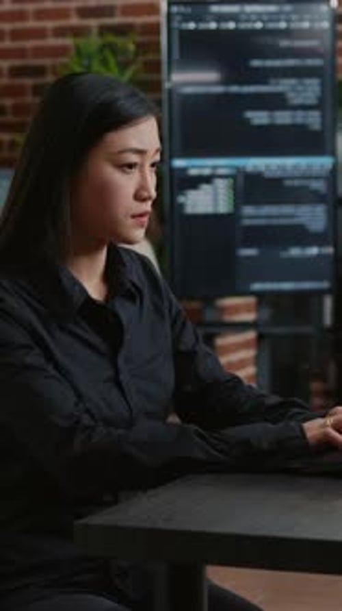 Fokussierter Systemingenieur, der Algorithmuscode im Büro schreibt