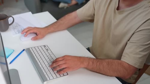 Professionelles Arbeiten am Schreibtisch mit Tastatur und Maus