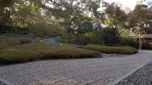 Blick auf den Zen-Garten der schönen Künste aus Sand und Fels im Jotenji-Tempel in der Stadt Hakata in Fukuoka mit friedlichem E