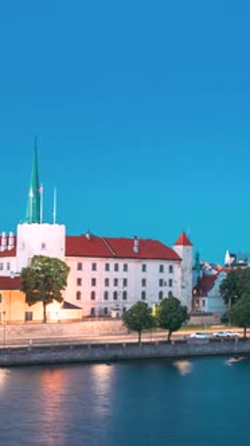 Riga, Lettland, Europa, Hyperlapse, Stadtbild, Skyline am Abend, vertikales Filmmaterial, Video von beliebten