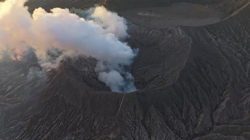 Rauchender Krater des Vulkans Mount Bromo in Indonesien