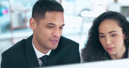 Ideias, planejamento e trabalho em equipe, homem e mulher no computador trabalhando juntos na proposta do projeto