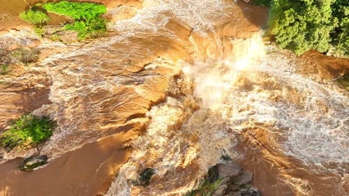 Vue aérienne : Inondation époustouflante en cascade.