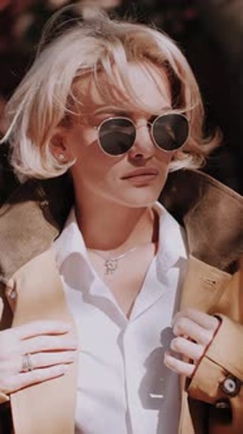 Un mannequin blond professionnel posant pour la caméra. Mode automnale La tendance de la saison. Verticale
