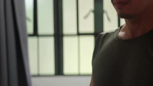 Homem irreconhecível olhando seu relógio de pulso esportivo. Foto em close-up