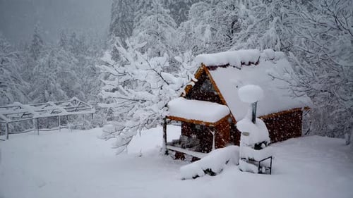 Holzhaus im Winterwald, Schneefall