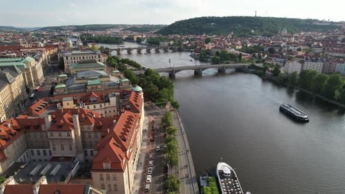 Luftaufnahme der Moldau, Karlsbrücke in Prag, Tschechische Republik.
