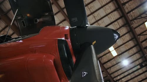 avión de hélice en un hangar