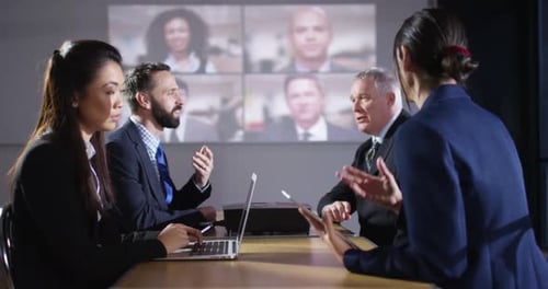 Equipo empresarial Corporativo 4K en una reunión conectado por enlace de Vídeo con sus colegas