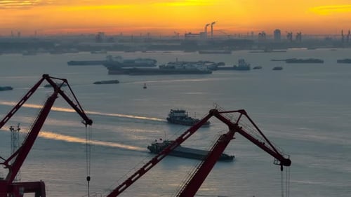 Sunset: logística global, comércio internacional, centros de transporte marítimo. Importação de navios porta-contêineres ex