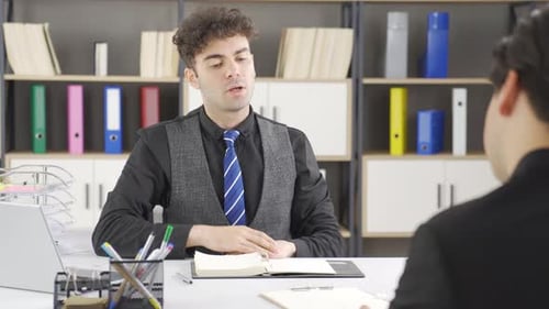Homme d'affaires prospère dans une communication efficace.