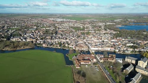 Vue aérienne panoramique par drone de St Ives, dans le Cambridgeshire, au Royaume-Uni