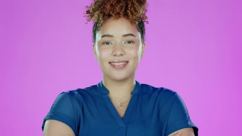 Mulher negra, rosto e sorriso de um jovem com os braços cruzados em um estúdio