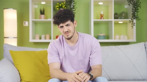 Der junge Mann, der von der Person vor ihm angewidert ist.