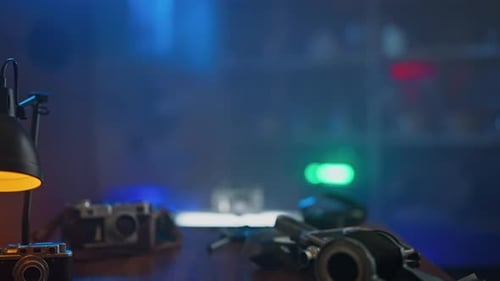 Schummrig beleuchtetes Retro-Büro mit Vintage-Kameras und Lampen