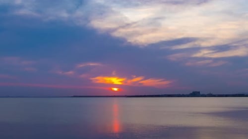 Blick auf die Reflexion im Schwarzen Meer vor dem Hintergrund des Himmels und des Sonnenuntergangs