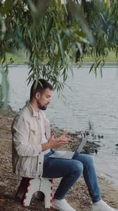 Vidéochat au bord de la rivière
