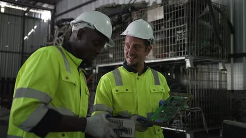Trabajo de ingeniero en una fábrica de brazos robóticos.