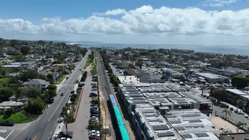 Luftaufnahme der Stadt Encinitas mit Bahngleisen in San Diego, Südkalifornien