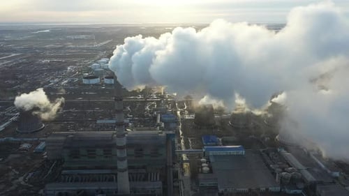 Vista aérea da usina termelétrica O drone sobrevoa a chaminé, tubos de fumaça e torres de resfriamento de