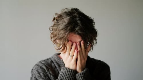Porträt eines verärgerten jungen Mannes