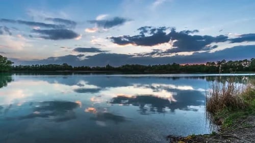 Wolken über dem See 4K