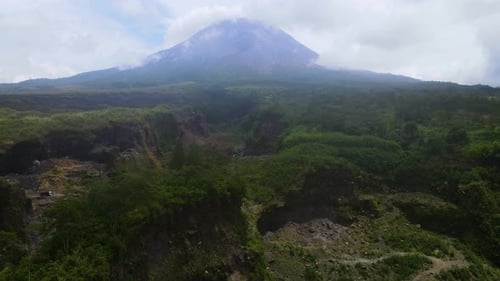Mina activa a cielo abierto al pie del monte Merapi, Java, Indonesia, vista aérea