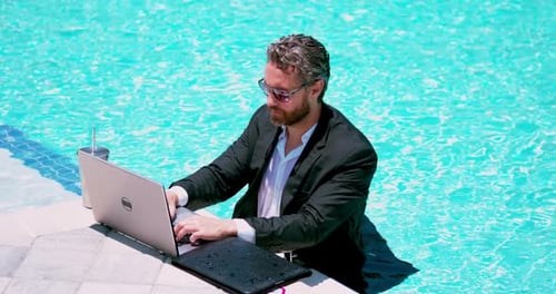 Freizeit, Wochenende und freiberufliche Arbeit, verrücktes Comicgeschäft, lustiger Geschäftsmann im Anzug mit Laptop