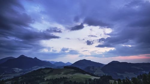 Dramático paisaje rural montañoso en los Cárpatos al anochecer