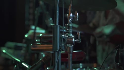 Nahaufnahme eines Musikers, der beim Live-Konzert Schlagzeug spielt