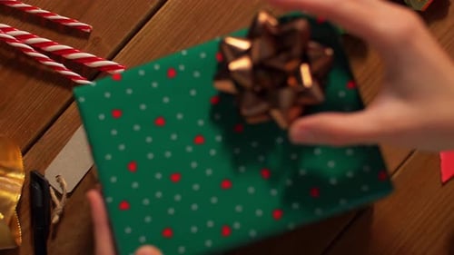 Feiertags-, Neujahrs- und Weihnachtskonzept — Geschenkbox zum Verpacken von Hand und