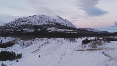Montagne enneigée près du désert de Carcross en hiver. Territoire du Yukon, Canada. Prise de vue par Drone