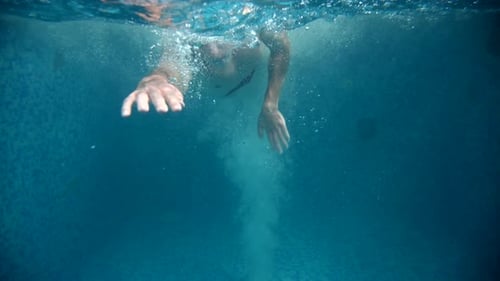 Vue sous-marine d'un nageur professionnel en piscine, 120 images par seconde, Super Slow Motion Raw