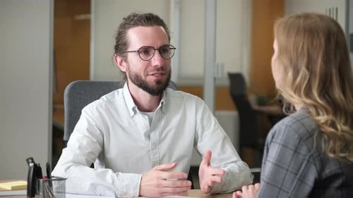 Nahaufnahme von zwei Personen, die ein Gespräch führen