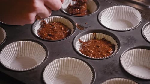 Verter la mezcla de pastel de chocolate y avena en un molde para hornear con papel de hornear. Lapso Time Lapse