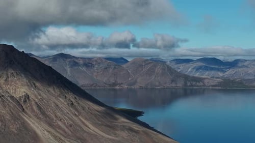 Establecimiento aéreo de tiro y deriva que revela laderas rocosas en la bahía de Rumilet, Chukotka