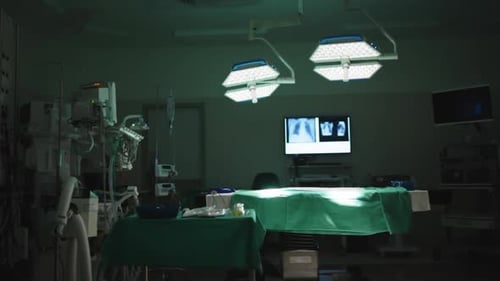 Vista general del quirófano vacío con cama y radiografías en cámara lenta
