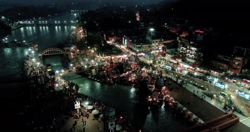 La ville de Haridwar est plus belle la nuit. La foudre fait de Haridwar une ville rayonnante.