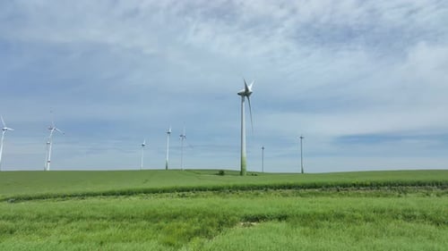 Windturbine auf einer grünen Wiese