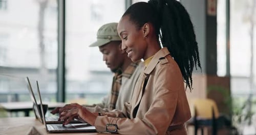 Ordinateur portable, travail à distance et personnes noires travaillant dans un café pour la recherche de start-up en tant que