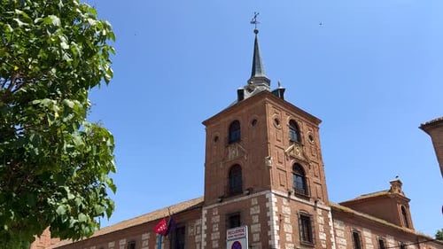 Explore o prédio histórico da faculdade em Alcala de Henares, Espanha