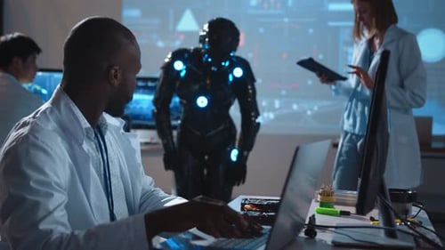 Ingenieur und Team arbeiten an einem fortschrittlichen KI-Roboterprojekt zusammen