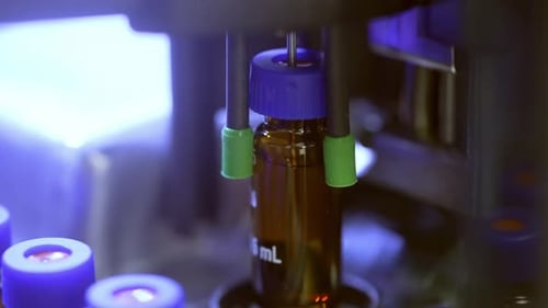 macro du liquide d'injection dans l'industrie de l'emballage cosmétique