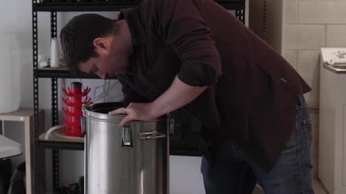 Colocar fundo falso e purê de purê em uma chaleira na garagem, uma cervejaria doméstica