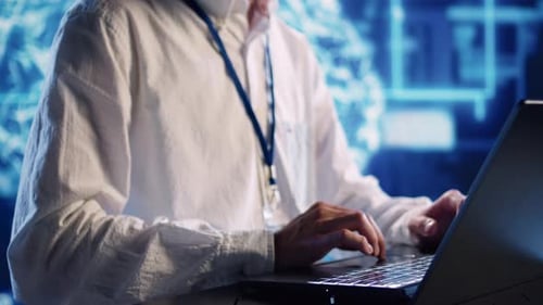 Un technicien effectue des simulations d'IA