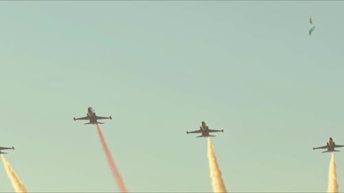 Kunstflugzeuge der türkischen Stars fliegen am Himmel