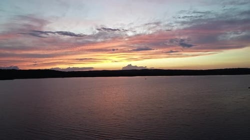 Puesta de sol roja sobre un lago reflectante