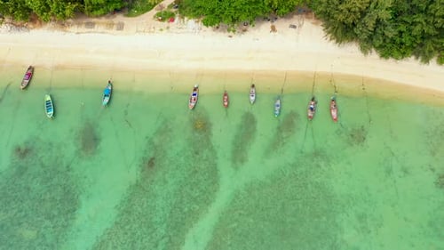 Boote in der Nähe der Küste der Insel. Traditionelle farbenfrohe Fischerboote, die auf ruhigem blauem Wasser in der Nähe von WH schwimmen